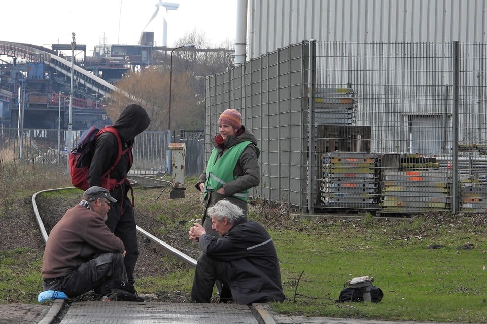 Activisten van Kappen met Kolen zitten op de rails, maar de kolentrein komt niet.