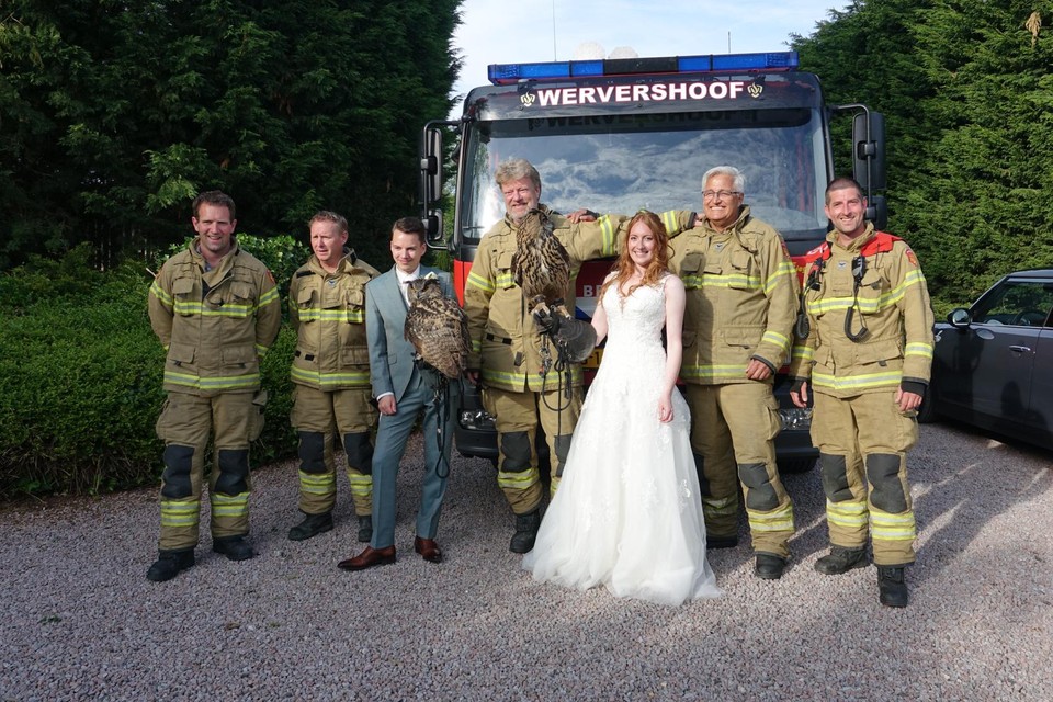 Nadat alles weer in orde was: het bruidspaar met de brandweergasten en de eigenwijze uil.