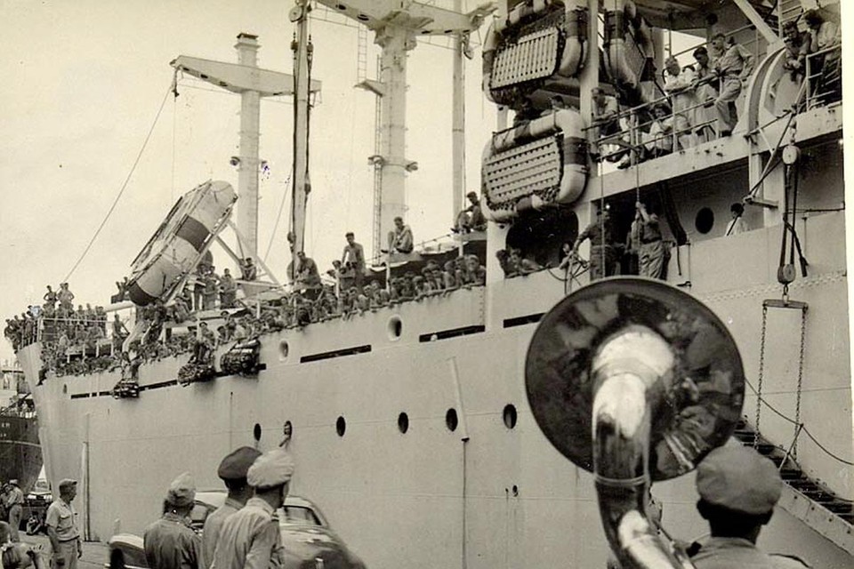Aankomst in Nederlands-Indië van een nieuwe lichting Nederlandse militairen per schip in 1949.