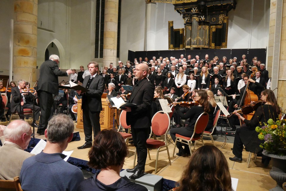 Stem en Snaren vertelt muzikaal over lijden en sterven van Jezus Christus. Vooraan bas-bariton Hans Christian Hinz en evangelist Peter Vos (rechts).
