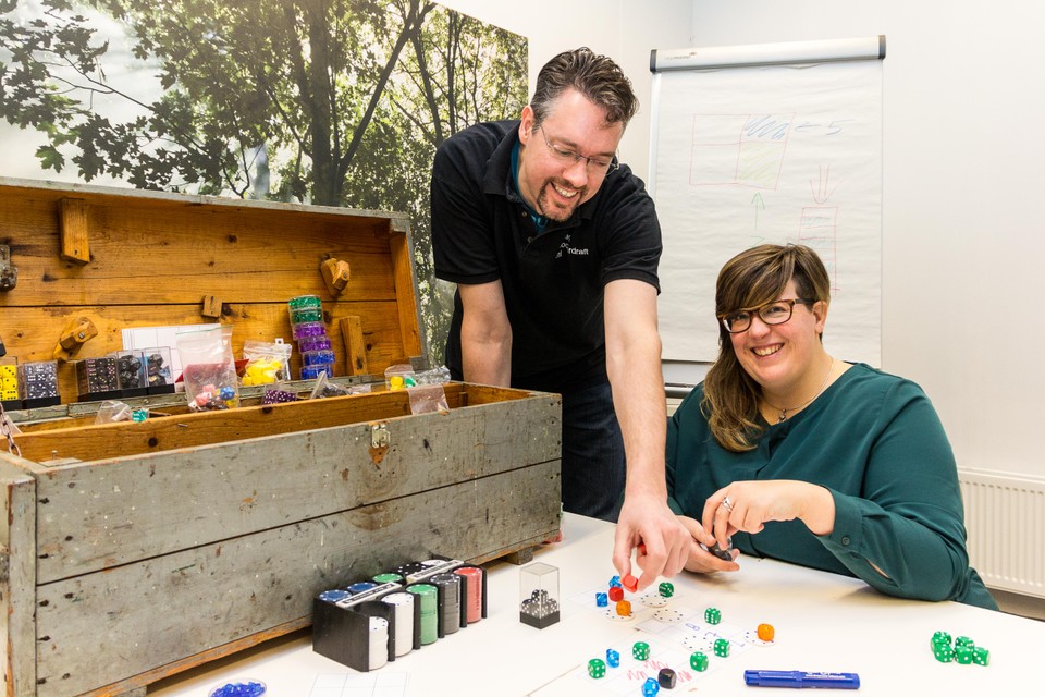 Daniël Lowenstein en vriendin Sabine Pols (initiatiefnemer van Het Element) maken een prototype van een spel.