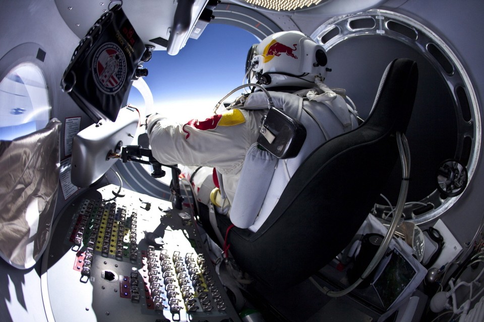 Felix Baumgartner bereidt zich voor op de sprong. Foto EPA/Jay Nemeth / GLOBAL NEWSROOM 