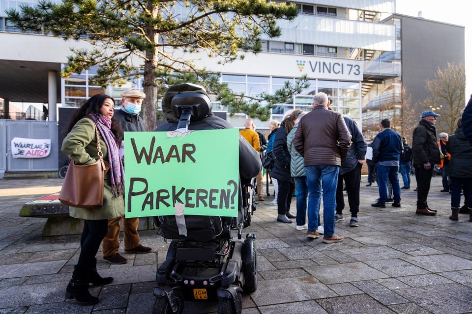 Protest tegen het parkeerplan voor Meerwijk in maart dit jaar op het Leonardo Da Vinciplein.
