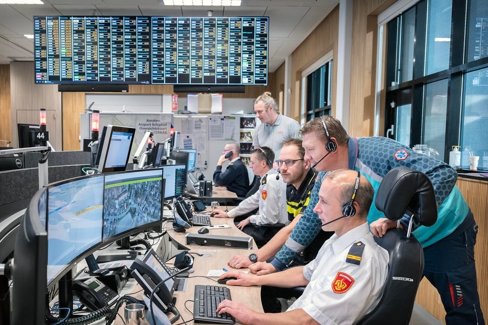 Politie, ambulance en brandweer werken op de gezamenlijke 112-meldkamer in Haarlem nauw samen.