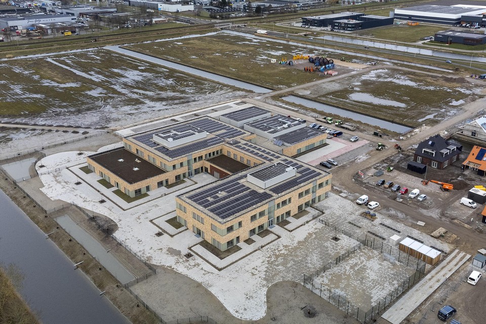Een luchtfoto van het Onderwijs- en Expertisecentrum De Vaandel in Heerhugowaard.