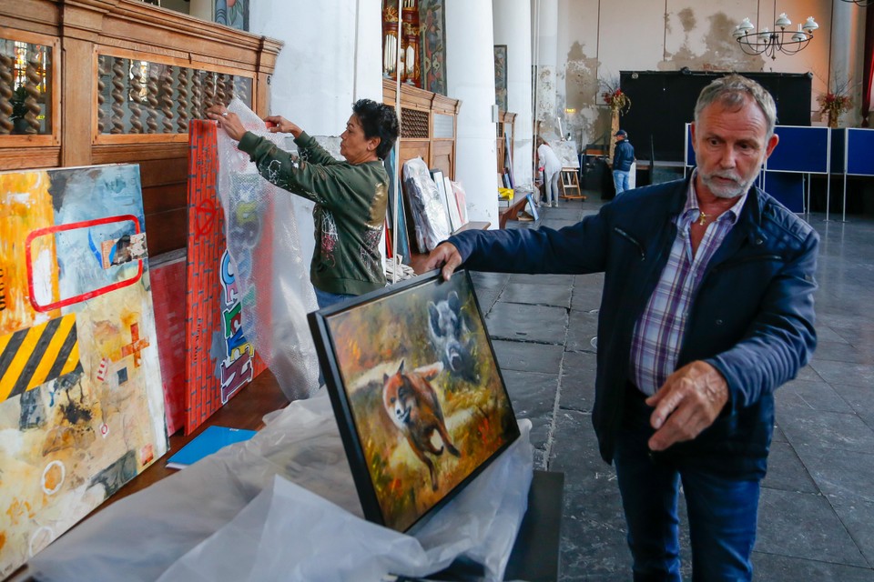 Deelnemers leveren kunstwerken aan voor de expositie in de de Bonifaciuskerk in Medemblik.