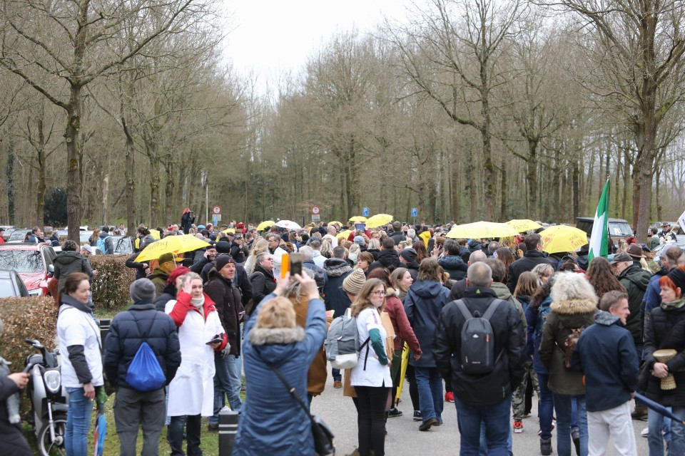 Naar schatting ruim 400 mensen doen mee aan de mars ’voor het behoud van onze grondrechten’.