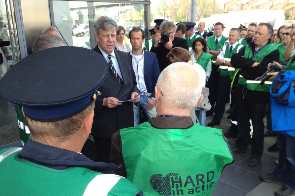 Minister Opstelten tussen de actievoerende agenten bij het Veiligheidshuis. Foto DNP.nu/Hans Vrenegoor