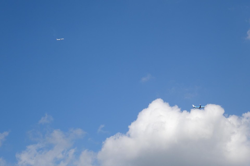 De twee vliegtuigen vlak bij elkaar boven Castricum zondagmiddag.