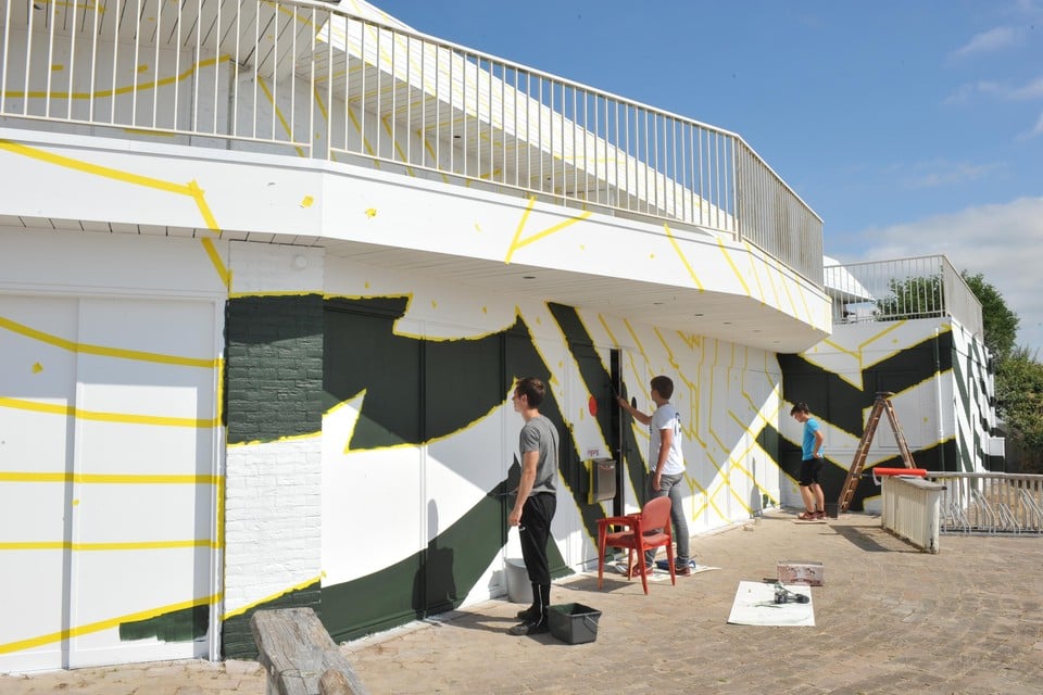 Schilders aan het werk bij het voormalige Blinckers bij het strand van Castricum.