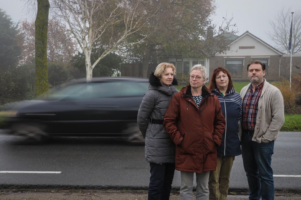 Wijmers-bewoners Marianne Blakborn (links), Bets Groot-Water, Rita Pranger en Rene Bieman. Ze voelen zich wandelend en fietsend niet veilig in hun straat.