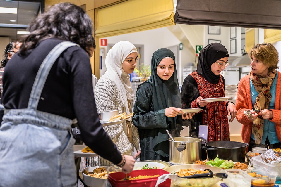 Mensen met elf verschillende nationaliteiten vieren de Iftar-maaltijd in Landsmeer.