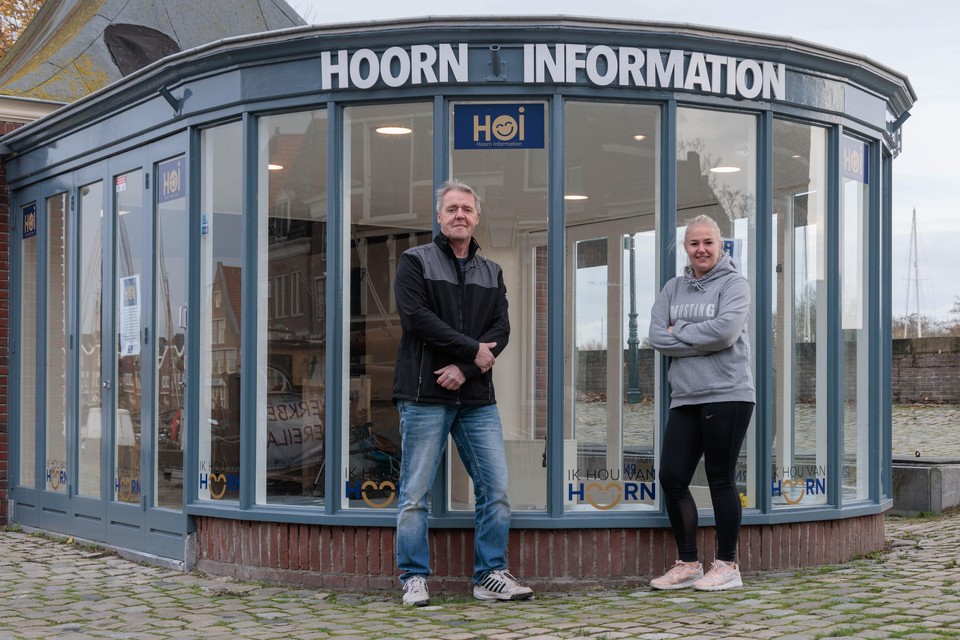 Bob Besselink en Denise Kooijman, die hij speciaal voor Hoorn Information in dienst nam, bij de kiosk op het Hoofd