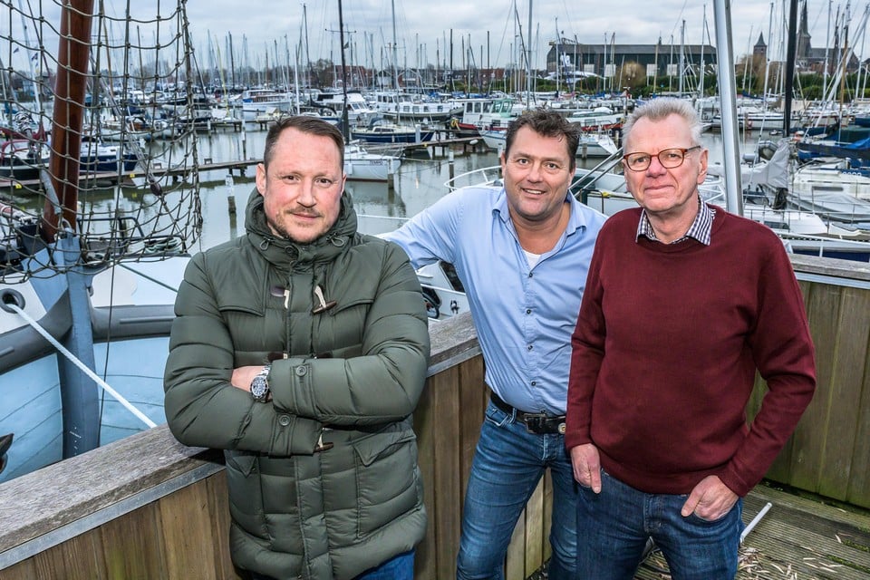 Drie van de hoofdrolspelers in het project om jachthaven Marina in Monnickendam om te vormen tot een nieuwe woonwijk: Ivar Moens (links), Robert van Duuren (midden) en hun adviseur Friso de Zeeuw.