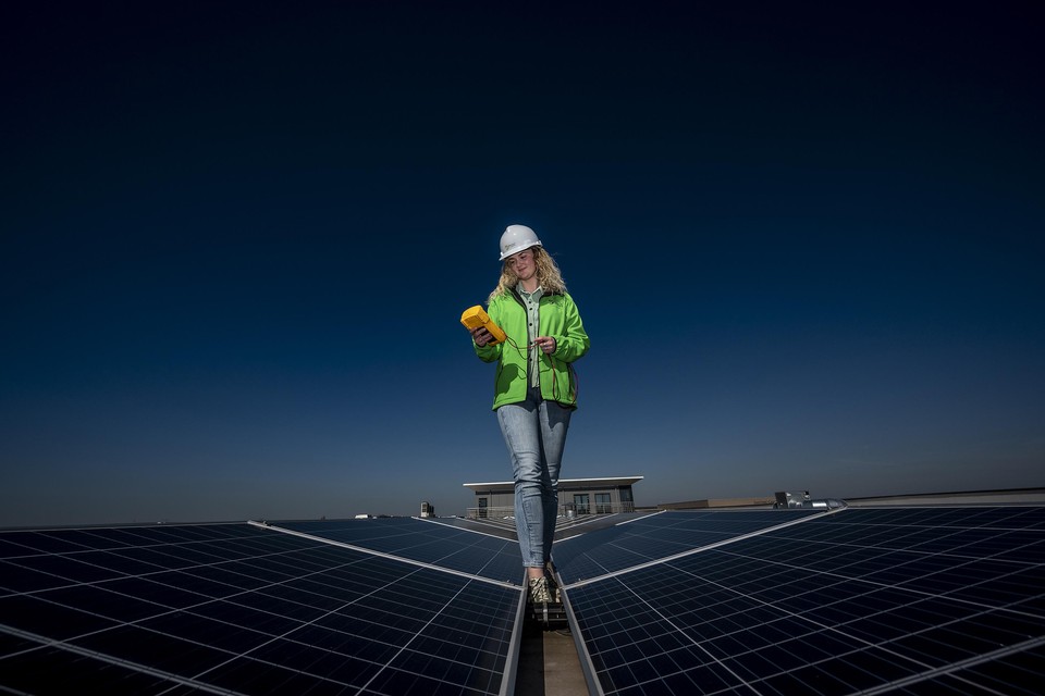 Veel vacatures in de duurzaamheidsbranche. Lisa Swart van Devcon Ecosystems in Zaandam controleert de werking van nieuwe zonnepanelen.