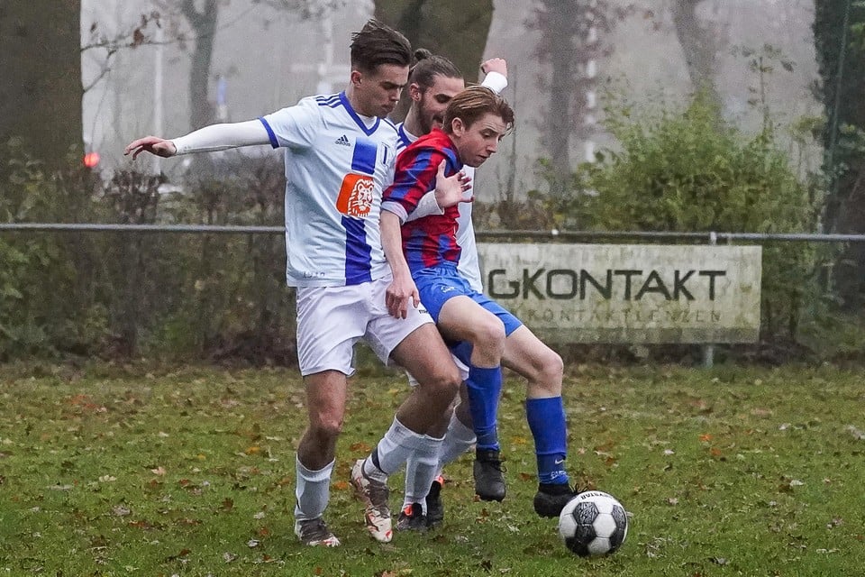 De Vecht-aanvaller Tim van Wijk wordt fel op de huid gezeten door twee tegenstanders van het Utrechtse Elinkwijk.