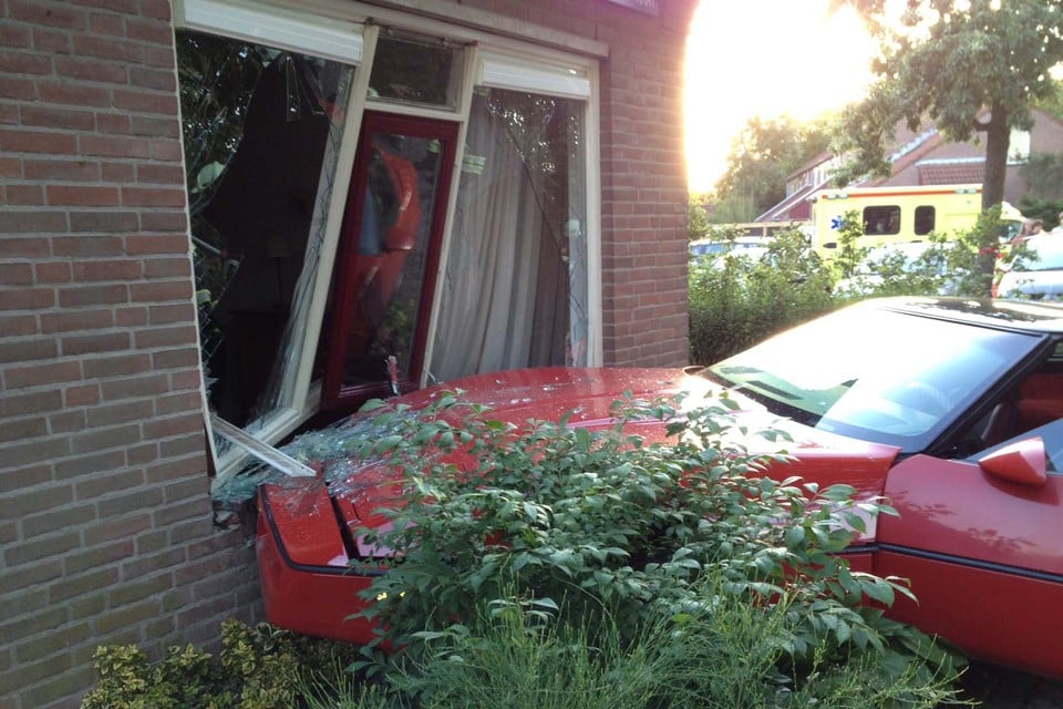 Auto rijdt woning aan de Schoffelstraat in Alkmaar binnen. Foto: DNP.NU