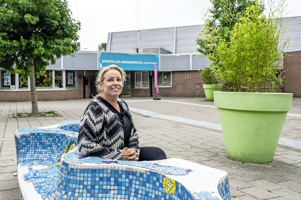 Anne van Akkeren voor het huidige binnenzwembad.