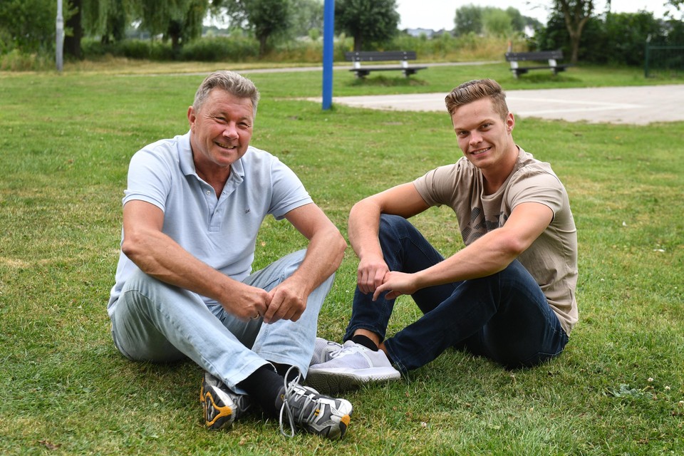 Fred en Nick Boom op een veldje achter het ouderlijk huis. Dankzij vader is zoon een tweebenige keeper.