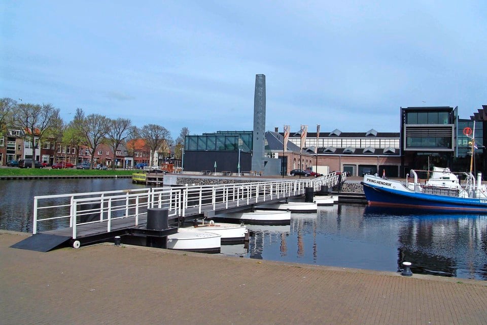 De pontjesbrug met rechts de reddingboten en het museum.