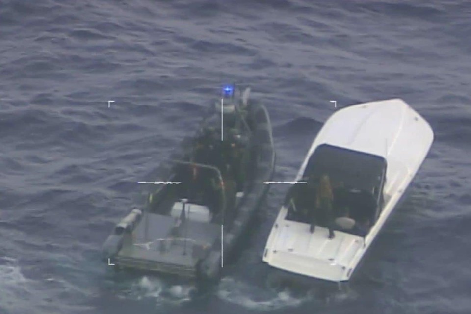 De onderschepte drugsboot (rechts).