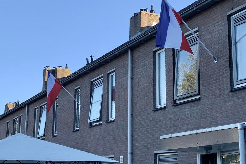 Omgekeerde vlaggen hangen overal.