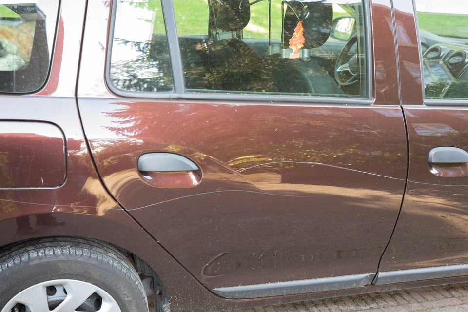 De bruine Dacia van het echtpaar Klarenbeek heeft voor duizenden euro’s schade.