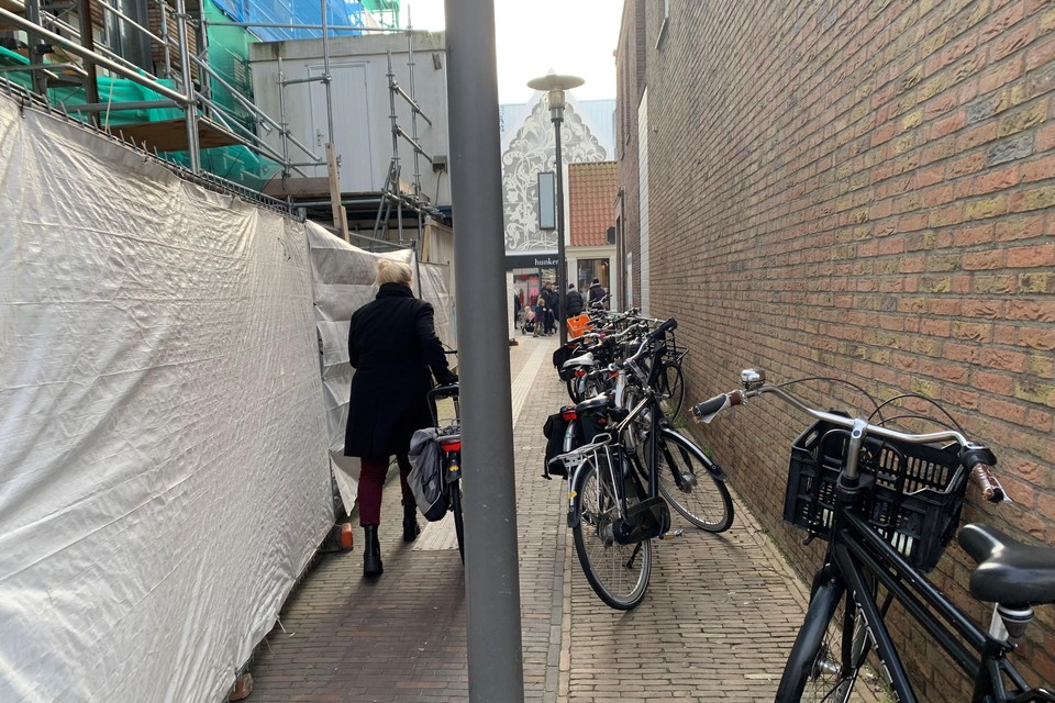 Je fiets parkeren in de Vinkendwarsstraat mag niet maar het gebeurt elke dag.