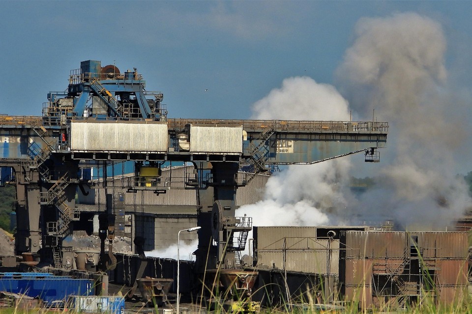 Slechts uren voor het Statendebat ging bij Harsco (bij Tata Steel) deze stofwolk met grafiet de lucht in.