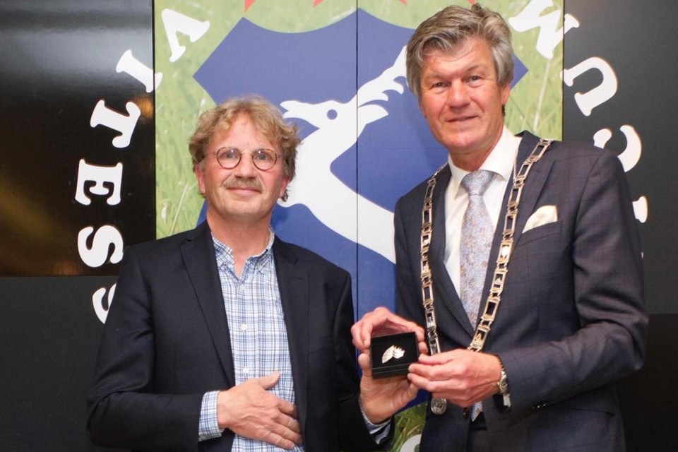 Voorzitter Tromp ontvangt de onderscheiding van Vitesse’22 uit handen van burgemeester Mans.