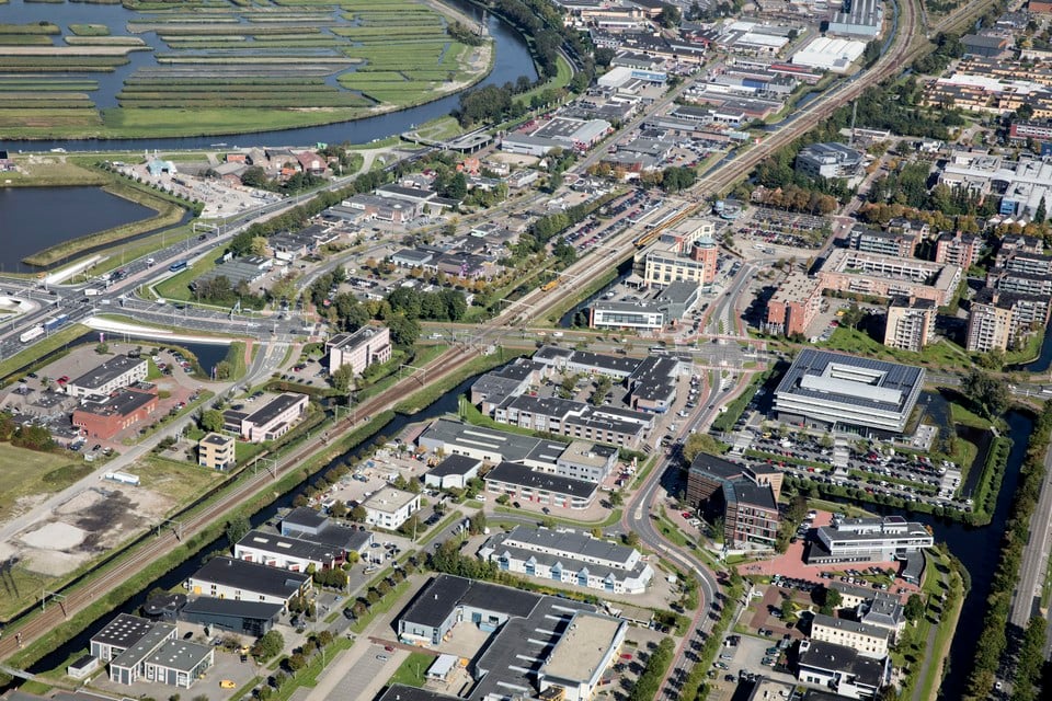 Een luchtopname van de bedrijventerreinen Beveland en Zandhorst.