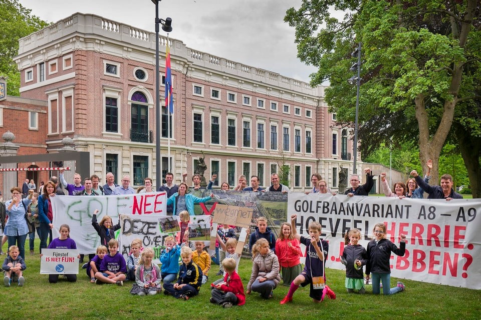 Tegenstanders van de Golfbaanvariant van de A8/A9 protesteerden in mei 2017 bij het provinciehuis in Haarlem.