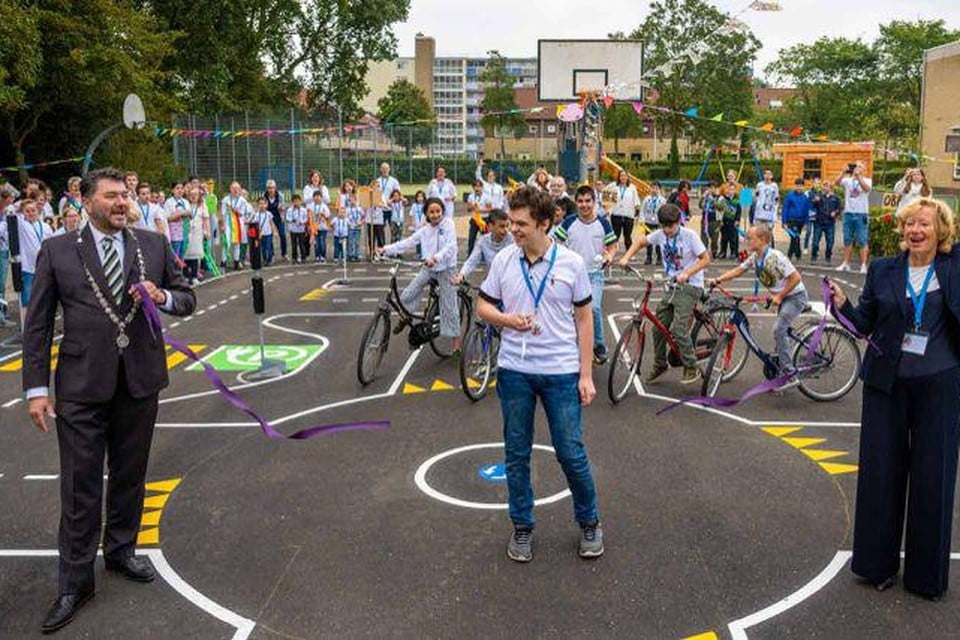 Heerhugowaardse basisschool is de race voor een ANWB-verkeersplein: parcours om fietsvaardigheid te oefenen | Noordhollandsdagblad