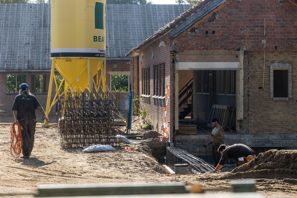 Het gebouw van De Havenrakkers in Broek in Waterland wordt ingrijpend verbouwd en deels vernieuwd.