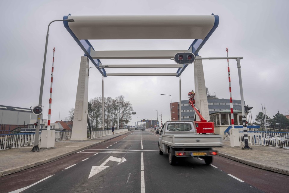 Verkeer over de Van Kinsbergenbrug is weer mogelijk. Door een defect in het besturingssysteem kan de brug nog niet open.