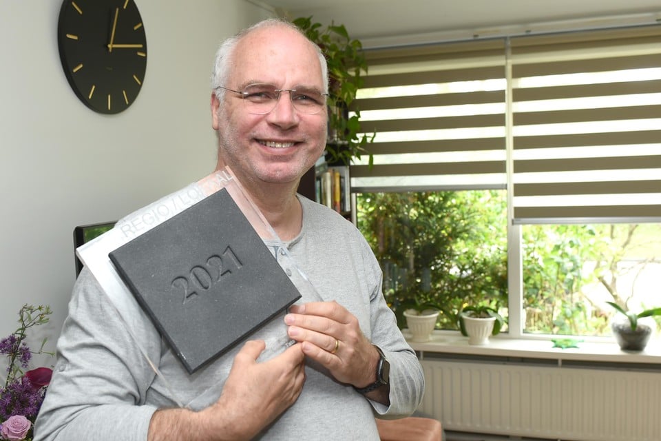 Verslaggever Bart Vuijk met zijn prijs: De Tegel. ,,Ik liet me niet afschepen.’’