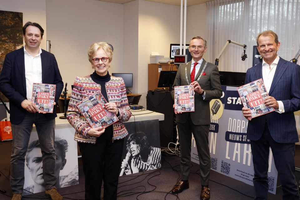 De lancering van het stickerboek bij Dorpsradio Laren: vlnr. Roel Willems (Bijzonder Laren), Els Blokker, Nanning Mol en Jan Rudolph de Lorm.