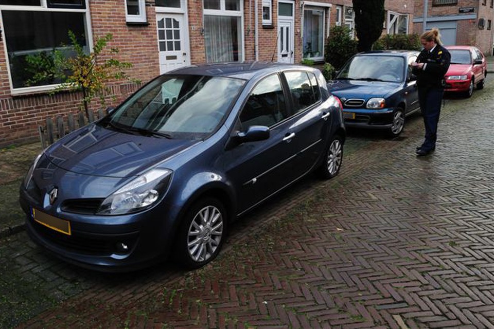 Tientallen autobanden in Alkmaar lekgestoken. Foto Maurice Amoureus