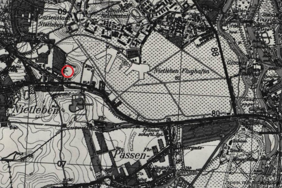 De rode cirkel geeft de plek aan van kamp Nietleben, nabij het vliegveld waar de IJmondse gevangenen aan het werk werden gezet.