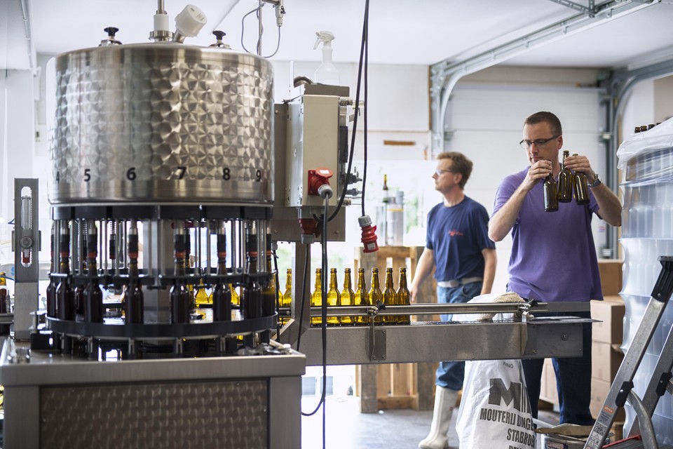 De Noord-Hollandse Bierbrouwerij rekent de hogere graanprijzen nog niet door in de bierprijzen. Horecazaken hebben het al moeilijk genoeg gehad, volgens brouwer Kees Schouten.
