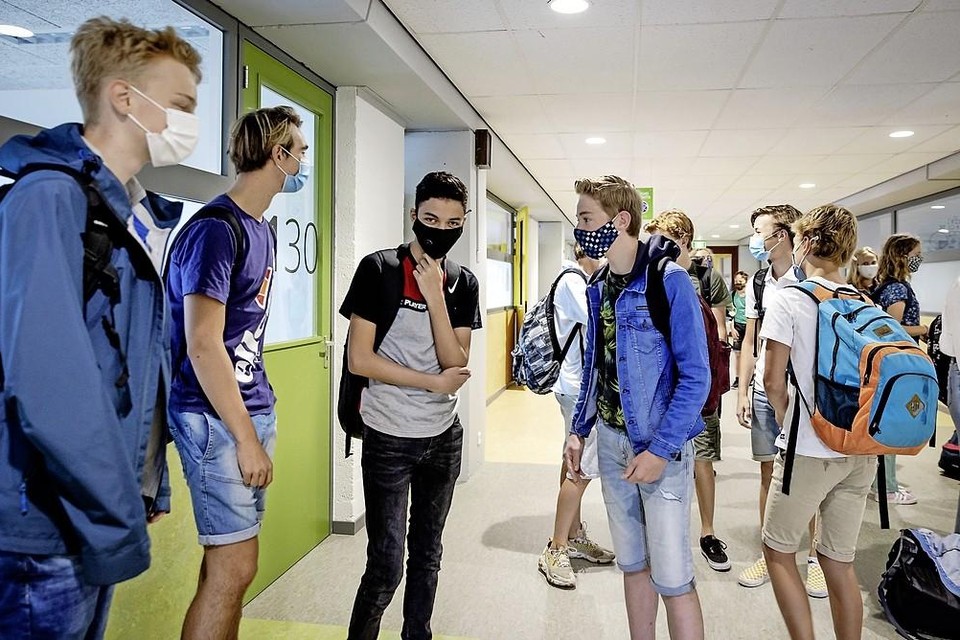 Leerlingen van het Mendel College in Haarlem dragen een mondkapje.