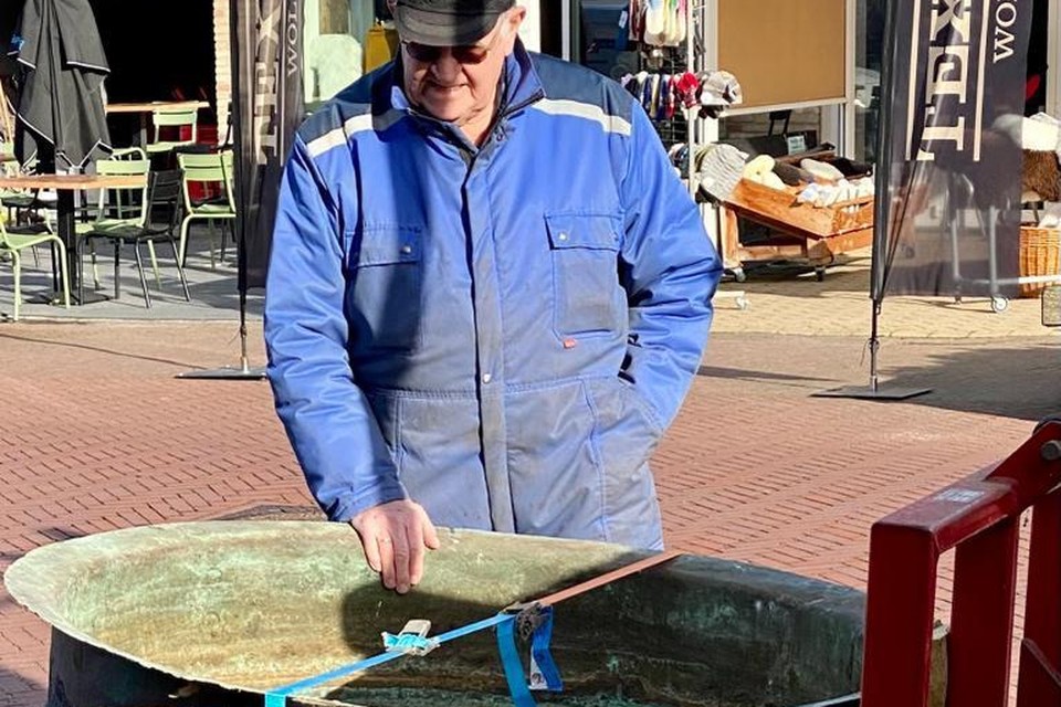 gras streep trainer Texelse duiker Hans Eelman schenkt zeldzame kappa die hij op de zeebodem  vond aan museum. 'Hij stond hier vol geraniums' | Noordhollandsdagblad