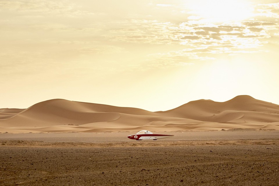 De zonnewagen met Stijn Louws achter het stuur rijdt door de Sahara.