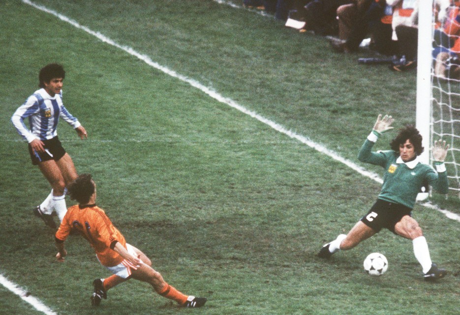 De Argentijnse doelman Fillol keert het schot van Rob Rensenbrink tijdens de WK-Finale Argentinië-Nederland die eindigde in 3-1.