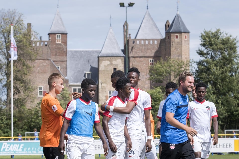 Blijdschap bij de spelers van Right to Dream na het winnen van de Heemskerk Cup onder 17.