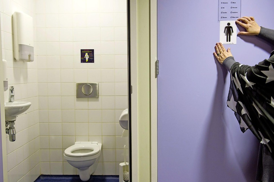 Het pesten van lhbti+’ers komt vaak voor op plaatsen zonder toezicht, zoals de toiletten.