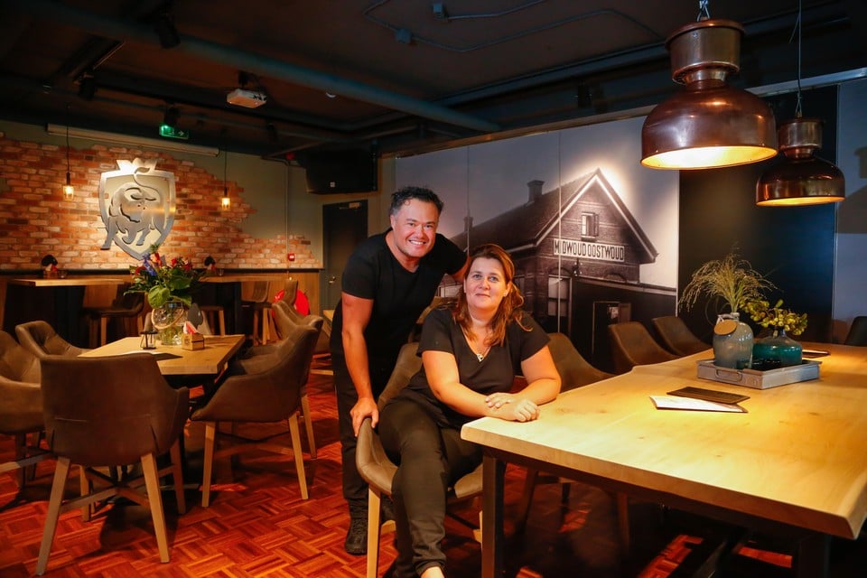 Danny Molenaar en Monique Chattillon in hun vernieuwse café De Post.