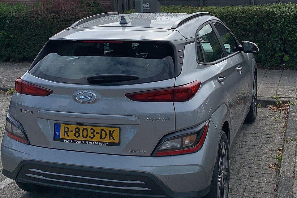 De elektrische auto, die nu als deelauto in het centrum van Wognum beschikbaar is.