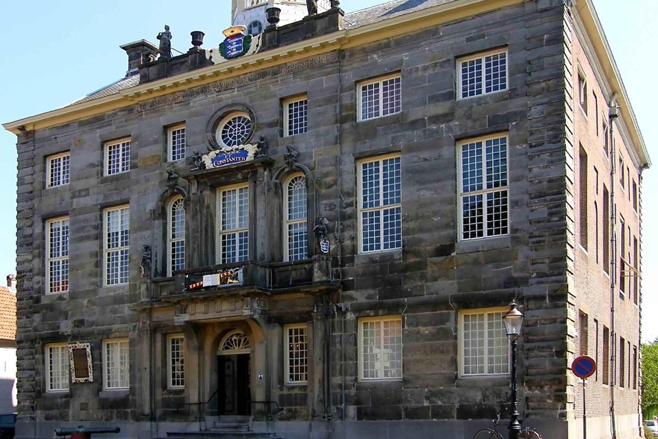 Het imposante statige stadhuis van Enkhuizen. De gemeentekas ziet er minder florissant uit.