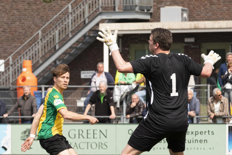 Huizen-aanvoerder Theo Visser lift de bal met veel gevoel over de Almkerk-goalie Luc van Dongen voor de prachtige 1-0.